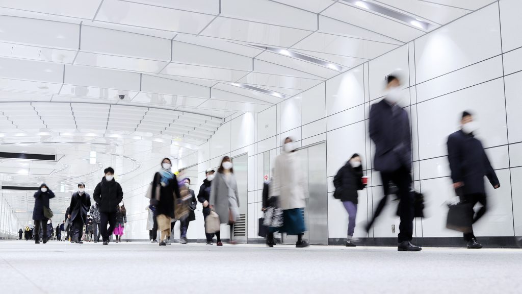 通勤中の人々が行き交う駅構内